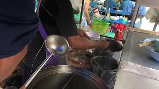 泰国路边的米粉汤很好吃ก๋วยเตี๋ยวไก่มะระอร่อยสุดยอด