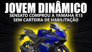 Jovem Dinâmico sensato comprou a Yamaha R15 sem carteira de habilitação