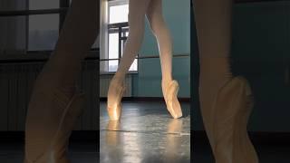 Как балерина надевает пуанты? #ballet #ballerina #dance #pointshoes #балет #спорт