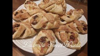 Delicate biscuits with an apple.