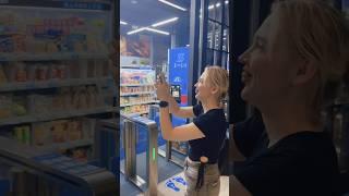 A foreigner experiences a Chinese unmanned supermarket! #Technology #ForeignersInChina这太神奇了！#无人超市#科技
