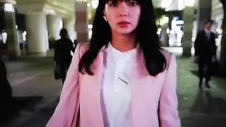 私の家政夫ナギサさん多部未華子さんの真横をすれ違う右手コート左手カバン持ってるが自分ですTBS火曜10時ドラマ高視聴率歴代１位&初回視聴率歴代１位