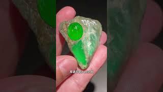 翡翠不论大小精就可以今天实现的是一块色料，开窗也是一门学问技术，一块好的翡翠是否能高价前期来窗很重要。如果前期都做不好就没有后面的惊艳！#翡翠 #玉雕 #玉雕设计 #翡翠雕刻 #手艺人 #珠寶首飾
