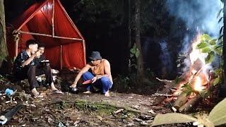 camping hujan deras tidur yenyak di Selter di bawah air terjun yang indah