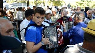 Vejam bem o que este Rapaz faz com a Concertina!