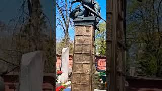 Памятник мэру Москвы Ю.М. Лужкову на Новодевичьем кладбище Москвы.