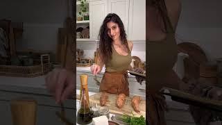 Woman demonstrates the Greek way of preparing baked sweet potatoes!