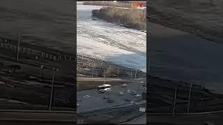 Ледовый затор на реке Белой в Уфе