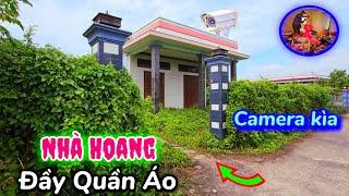 Một ngôi nhà hoang "đầy đồ quần áo" bí ẩn vẫn còn camera quan sát