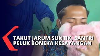 Lucu! Takut Disuntik Vaksin Covid-19, Santri Peluk Boneka Kesayangan