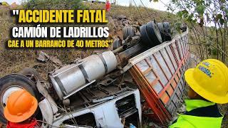 "Tragedia en la Carretera: Camión de Ladrillos se Desploma a un Barranco de 40 Metros"