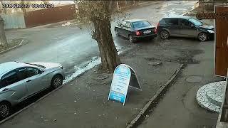 В Пятигорске лихач повредил припаркованное авто