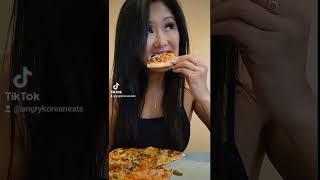 ASMR Vegan pizza from Sprouts #asmr mukbang #vegan #veganmukbang