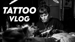 UN DÍA ENTERO CONMIGO TATUANDO *TATTOO VLOG*