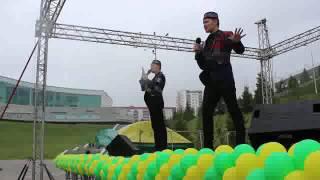 Выступают звезды эстрады братья Айдар и Алмаз Юнусовы