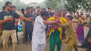 Fight Between the Shoot in Data Darbar || Video Banate Hoye Fight Record Hogai || Wide Angle Punjabi