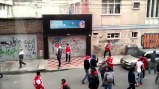 Fuerte enfrentamiento entre hinchas de Millonarios y Santa Fe | CityTv