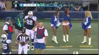 Un joueur de Foot US fait tomber une cheerleader ! // He picks the first down and the cheerleader !