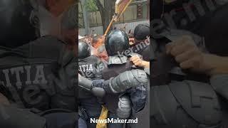 Верующие прорывались к ЛГБТ-маршу через полицию.  #молдова #кишинев