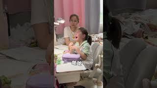 她不是喵的，她是拿过来抄的，哈哈哈#杨小小牛的日常 #坑娃的爹