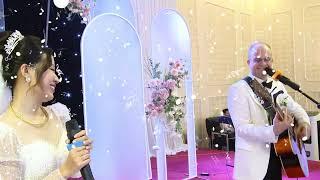 Chú rể tây và cô dâu song ca