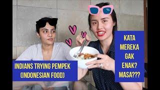 Indians trying PEMPEK! (Orang India cobain pempek, gak enak?)