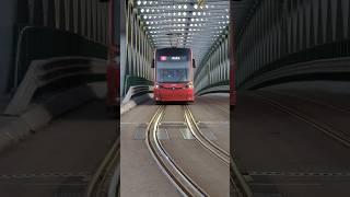 Skoda Tram überquert die Donau auf der alten Brücke