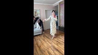 我认真练了半天……你还显摆上了 #浅跳一下 #新疆舞 #魔性舞蹈 #群魔乱舞
