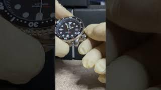 Manually Winding a watch featuring a Seiko (Sii) NH35A Automatic Movement and the Seiko SHAKE