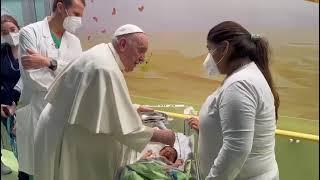 Papst Franziskus tauft im Gemelli-Krankenhaus den kleinen Miguel Angel