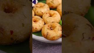 १ तास कुरकुरीत राहणारा मेदूवडा | Instant Rava Medu Vada #madhurasrecipemarathi #ytshorts