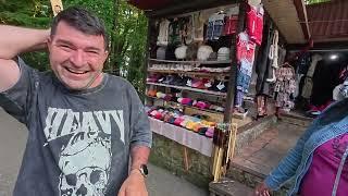 Мы приехали в Сочи. Абдугани выбирает папаху.