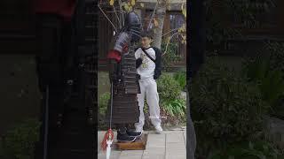 The girl sat directly on the ground. #funnyprank #funny#dafeiyang#Armor prank.