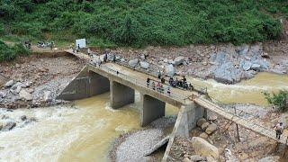 Cầu Huyền Thoại Chống Chơ đúng 1 ngày 2 bản thông được 2 cây cầu tạm sau lũ lịch sử