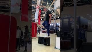 Топтание ногами по Zubrcase на мотовыставке