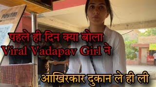 Viral Vadapav Girl Ka comeback | आखिरकार अपनी दुकान लेकर उसके आगे लगाई रेहड़ी  #chandrikadixit