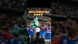 Funny T-shirt catch by Hardik#cricket #worldcup #hardikpandya #viratkohli