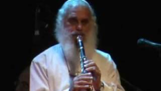 Klezmer clarinetist Moussa Berlin plays Kale Bazetsn camera1