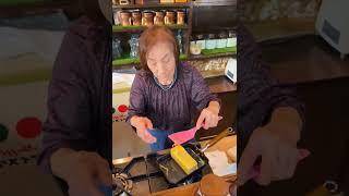 天才的发明：逆反鸡蛋三明治在这家创业50年，由奶奶经营的咖啡店，可以吃到已故爷爷发明的反转鸡蛋三明治，也就是面包包着鸡蛋的三明治！讀选用的厚面包，让三明治的口感更加蓬松美味！奶奶的性格也非常n