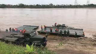 Vụ sập cầu Phong Châu, Phú Thọ: Hạ thủy một vài đốt phao để đánh giá tình trạng neo ghìm  - Báo QĐND