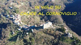 In volo sul borgo di Calice al Cornoviglio e il castello Doria Malaspina