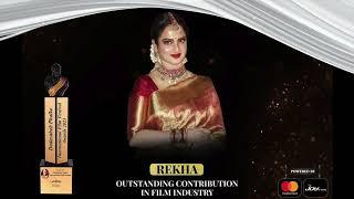 Rekha winning the Dadasaheb Phalke International Film Festival Awards 2023