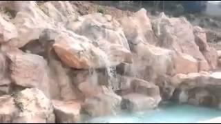 Piscina scenografica con cascata e fotana