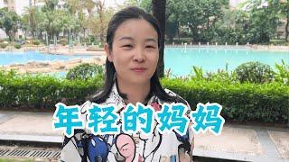 李丽的妈妈看起来也太年轻了吧！【赵多福 】#多福学姐 #年轻 #沙雕剧情 #家长 #校园生活