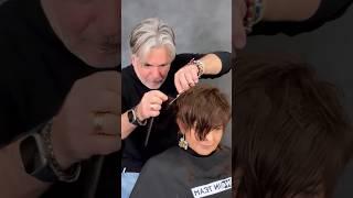 Nuovo look Pixie Bob asimmetrico e un tocco di audacia cromatica! La radice castana si fonde ️