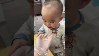 这是有多馋啊？我正在做馒头突然偷吃我面团人类幼崽 馋嘴宝宝 人类幼崽都这么馋吗 随拍 萌宝小吃货