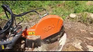 Klou SG1SW stump grinder attachment in action on big stump.