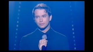 Stephen Gately sings "Chiquitita"