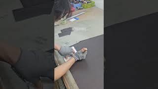 가죽가방 소량제작이라 가죽 손재단하고 있습니다.~!