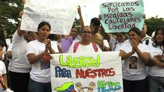 Relatives of Venezuelan political prisoners demand 'freedom' outside prison | AFP